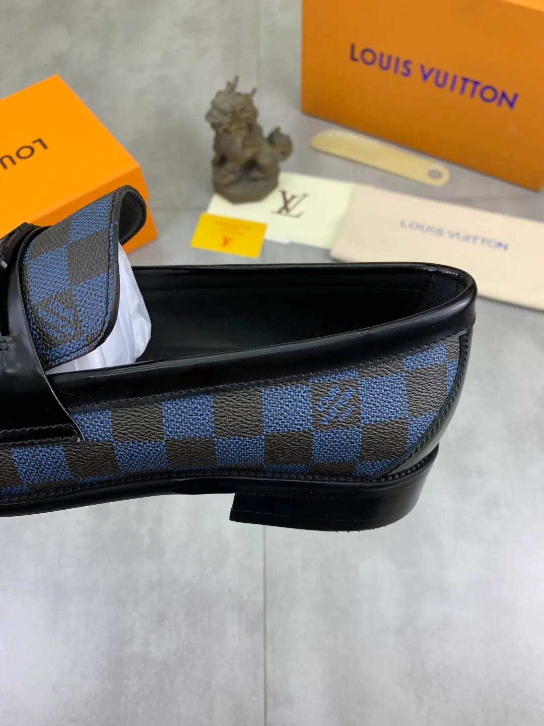 Men's men's shoes 💰P520 New style 💶[LOUIS VUITTON] Water-dyed Niuli Original order New style 🍀LV Louis Vuitton *——Top version of LV classic leather shoes! Made of imported original calfskin, original leather side strips and wear-resistant high-end rubber outsole! High quality products! Color: Black optional Size: 39-44 (45 customized)